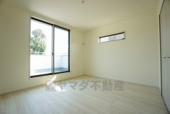 寛ぎの時間を紡ぎだす主寝室は、大型ベッドを置いても余裕の広さを確保しています。