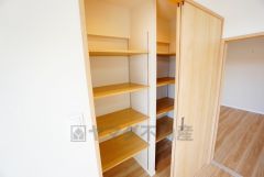 物が散らかりやすいリビングに収納スペースを確保。書類や雑貨をひとまとめにできまるため、お部屋をすっきりさせることが出来ます。