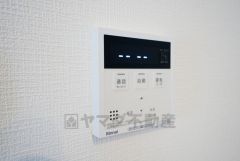 キッチン横からボタンひとつで操作が楽々。通話ボタン付きでお子様とも会話ができて安心です。
