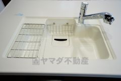 同仕様写真。広々とした凸型シンクに洗剤ポケットを標準装備。大きなお鍋など洗いやすいです。