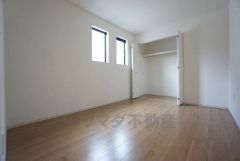 暖かい日差しが差し込む洋室。たっぷり収納できるクローゼット付きでお部屋の中をすっきりと快適に保てます。