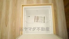 キッチンにある床下収納は、居住スペースを減らさずに買い置きの調味料や非常食などを保管することができます。