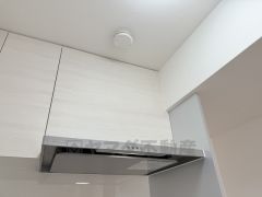 お手入れが簡単なスリム型レンジフードです。調理により発生する油煙や臭いを吸い込み、屋外へ排気してくれます。