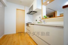 対面式カウンターキッチンからはお子様の様子が見守れます。ダイニングへの配膳や調理の時便利なカウンター付き。