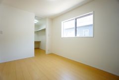 主寝室としてお使いいただけそうなこちらのお部屋は、日当たりが良く、爽やかな風を感じて起きる朝は、快適生活の始まりに。