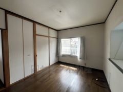 住む人のこだわりを活かす洋室。日当たりがよく、寝室としての利用もおすすめ。押入には荷物をすっきり片付けられ、ゆとりのある暮らしが出来ます＾＾