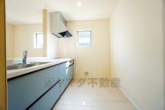 リビングやダイニングからキッチン周りが丸見えにならない対面式キッチン。テレビ鑑賞や家族との対話がしやすく、ご家族の温かい時間を演出します。