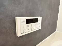 湯量・湯温の設定、そして保温までワンタッチのフルオートバス。便利な追い炊き機能付きです。