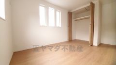 暖かい日差しが差し込む洋室。たっぷり収納できるクローゼット付きでお部屋の中をすっきりと快適に保てます。