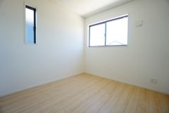 2面採光を確保した明るい室内は、風通しも良く、大変居心地の良い空間となっております。日当たりがよく、子供部屋としての利用もおすすめ。
