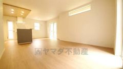 大きな窓のあるリビングは、陽光あふれる明るい空間です。居心地良く、ご家族皆がゆったり寛げる憩いの空間となりそうです。