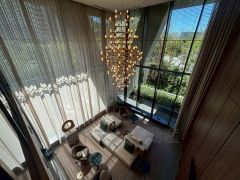 共用部。吹き抜けが開放的なロビー。待ち合わせ等やちょっとした休憩に、ゆっくりとソファーでくつろげますね＾＾