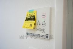 浴室暖房乾燥機付き。天候に左右されず、いつでも好きなときに洗濯物を干せるので、仕事や家事で忙しい方に重宝します。