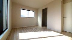 ご夫婦お二人のプライベートシーンを演出する寝室は、大容量のウォークインクローゼット付き。