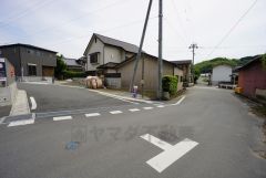 大型車の通行が少なく、騒音や振動が少ないので静かで快適な生活を送れます。