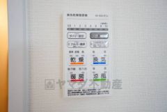 雨の日の洗濯も安心できる浴室暖房乾燥機付き浴室。リモコンで操作もボタン1つで簡単。