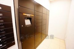 不在時でも荷物が受け取れる宅配ボックス完備。共働きの家庭や外出の多い方に便利。お子様の留守番中も安心ですね＾＾