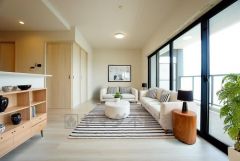 家具はイメージです。大きな窓のあるリビングは、陽光あふれる明るい空間です。居心地良く、ご家族皆がゆったりくつろげる憩いの空間となりそうです。