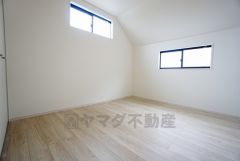 2面採光を確保した明るい室内は、風通しも良く、大変居心地の良い空間となっております。爽やかな風を感じて起きる朝は、快適生活の始まりに。