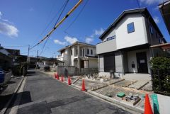 住人以外の車の進入も少なく、小さなお子様を持つご家庭にも安心です。落ち着いた住宅地内で快適な生活を実現してみませんか。