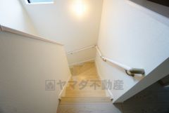 小さなお子様やご高齢の方でも安心できる、手すり付き階段。段差も低めで設定されており、安全性にも優れています。