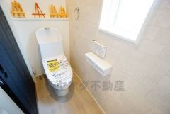 温水洗浄機付トイレです。節水機能もあるので、安心して使えますね。もちろん、1階2階の2ヶ所にトイレがあるので、忙しい朝にもゆとりができますね。