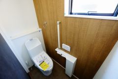 同仕様写真。1階2階の2ヶ所にトイレがありますので、忙しい朝にも家族に気を使わず、ゆとりが生まれますね＾＾ 小窓付きで換気する時に便利です＾＾