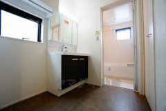 同仕様写真。三面鏡つき洗面台。鏡裏にたっぷりとした収納スペースがあります。鏡を閉めてしまえば小物は見えないため、スッキリとした印象の洗面台にできます。