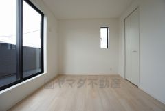 同仕様写真。暖かい日差しが差し込む洋室。たっぷり収納できるクローゼット付きでお部屋の中をすっきりと快適に保てます。