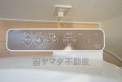 同仕様写真。温水、暖房、ウォシュレット付の高機能トイレです。
