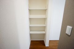 まとめ買いしてもこの収納量なら心配要らずのパントリー。調理家電や食品のストックをすっきりまとめられ、キッチン周りを広々使えます。