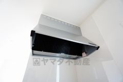 調理により発生する油煙や臭いを吸い込み、屋外へ排気してくれます。