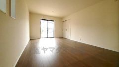 大きな窓のあるリビングは、陽光あふれる明るい空間です。居心地良く、ご家族皆がゆったり寛げる憩いの空間となりそうです。