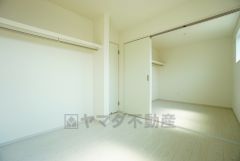 オープンクローゼットは、扉の開閉動作がないので荷物の出し入れがスムーズになります。衣類を綺麗にまとめておしゃれにまとめれば、お部屋のアクセントにもなります＾＾