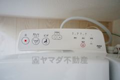 温水、暖房、ウォシュレット付の高機能トイレです。