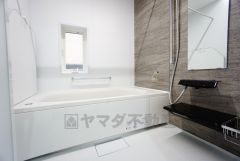 1日の疲れを癒すくつろぎのバスルーム。足を伸ばしてもゆったりと入れるサイズです。お子様と一緒にお風呂に入っても狭くないですね^^