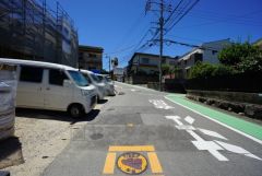 現地（2025年7月）撮影。前面道路は広く、車同士がすれ違うスペースが十分にあります。落ち着いた住宅地内で快適な生活を実現してみませんか＾＾