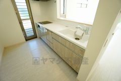 同仕様写真。リビングやダイニングからキッチン周りが丸見えにならない対面式キッチン。テレビ鑑賞や家族との対話がしやすく、ご家族の温かい時間を演出します。