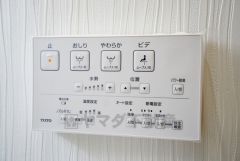 壁リモコンタイプのウォシュレット付き。