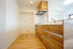 リビングやダイニングからキッチン周りが丸見えにならない対面式キッチン。テレビ鑑賞や家族との対話がしやすく、ご家族の温かい時間を演出します。