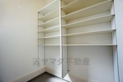 同仕様写真。壁一面に設けた大容量のシューズクローゼットは実用性と機能性を兼ね備えています。急な来客でも、いつも整頓された玄関でお出迎えができます。