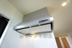 調理により発生する油煙や臭いを吸い込み、屋外へ排気してくれます。