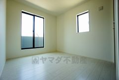 各部屋に収納が完備されているので、お荷物が増えても安心の設計です。
