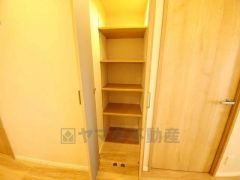 物が散らかりやすいリビングに収納スペースを確保。書類や雑貨をひとまとめにできまるため、お部屋をすっきりさせることが出来ます。