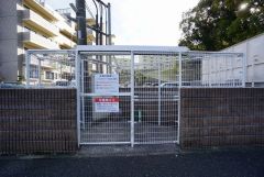 しっかりと扉の閉まるゴミ置き場。ゴミが散らかる心配もありません。落ち着いた住宅地内で快適な生活を実現してみませんか。