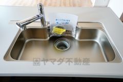 同仕様写真。広々とした凸型シンクに洗剤ポケットを標準装備。大きなお鍋など洗いやすいです。