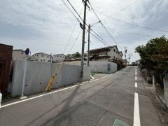 現地（2026年4月6日）撮影。ゆったりとした6ｍ幅の道路をはさんでいることで陽射しを遮られることなくとても明るいです。