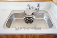 広々としたステンレスシンクには、洗剤やスポンジを収納出来るラック付き。広さも確保しているので、大きなお鍋も洗いやすいです。