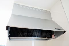 お手入れが簡単なスリム型レンジフードです。調理により発生する油煙や臭いを吸い込み、屋外へ排気してくれます。
