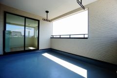 同仕様写真。2階のインナーバルコニーは、テーブルセットを設置して気軽に外で朝食やお茶など楽しむセカンドリビングとしても利用できます。